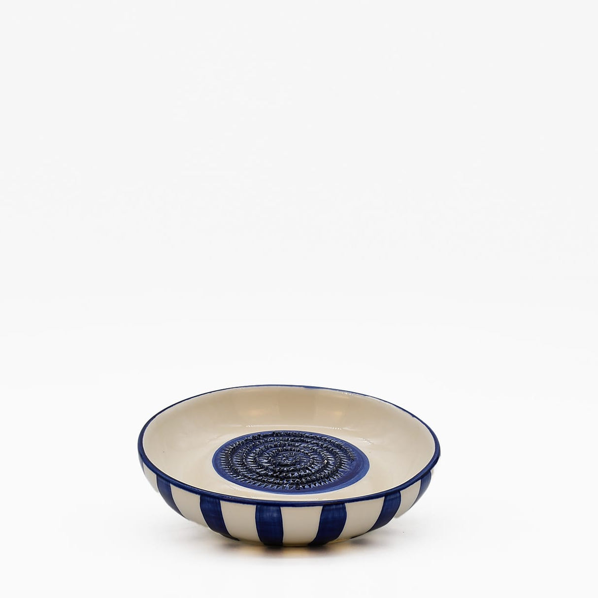 Assiette à râper artisanale portugaise en céramique bleu & blanc Assiette à râper rayée "Costa Nova Mar" - Bleu