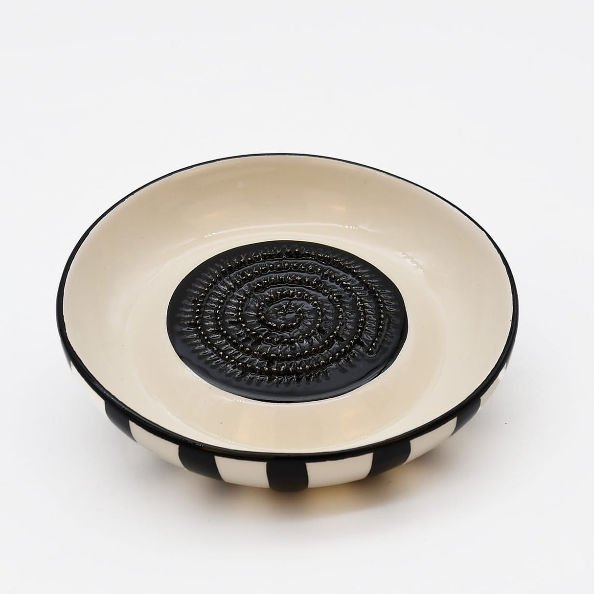 Assiette à râper artisanale portugaise en céramique noir & blanc Assiette à râper rayée "Costa Nova Mar" - Noir
