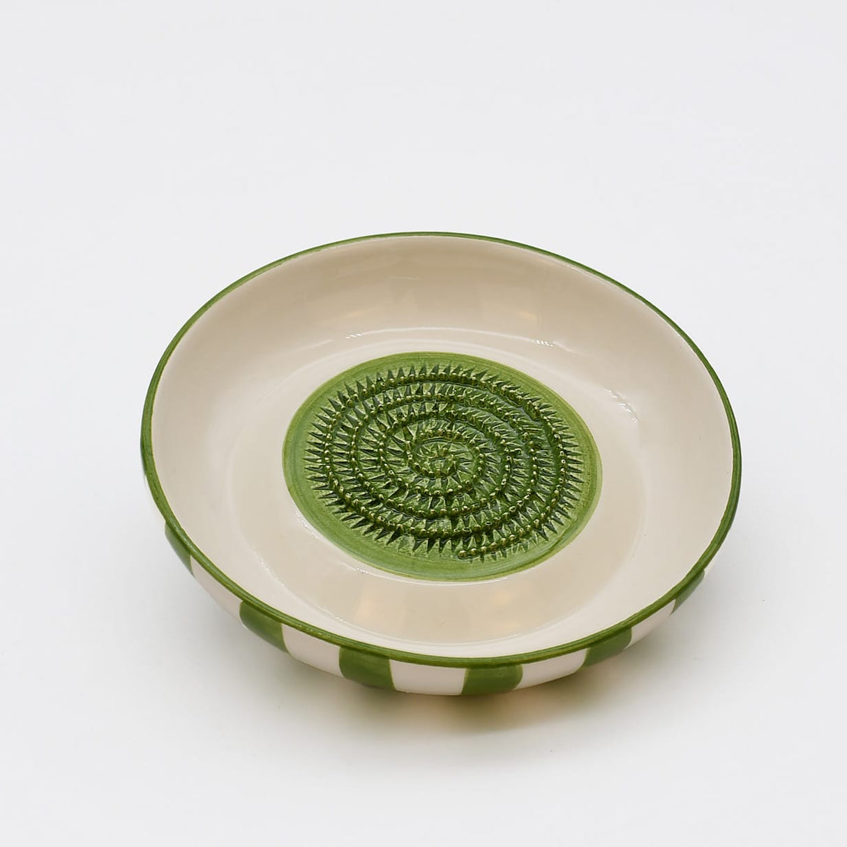 Assiette à râper artisanale portugaise en céramique vert & blanc Assiette à râper rayée "Costa Nova Mar" - Vert