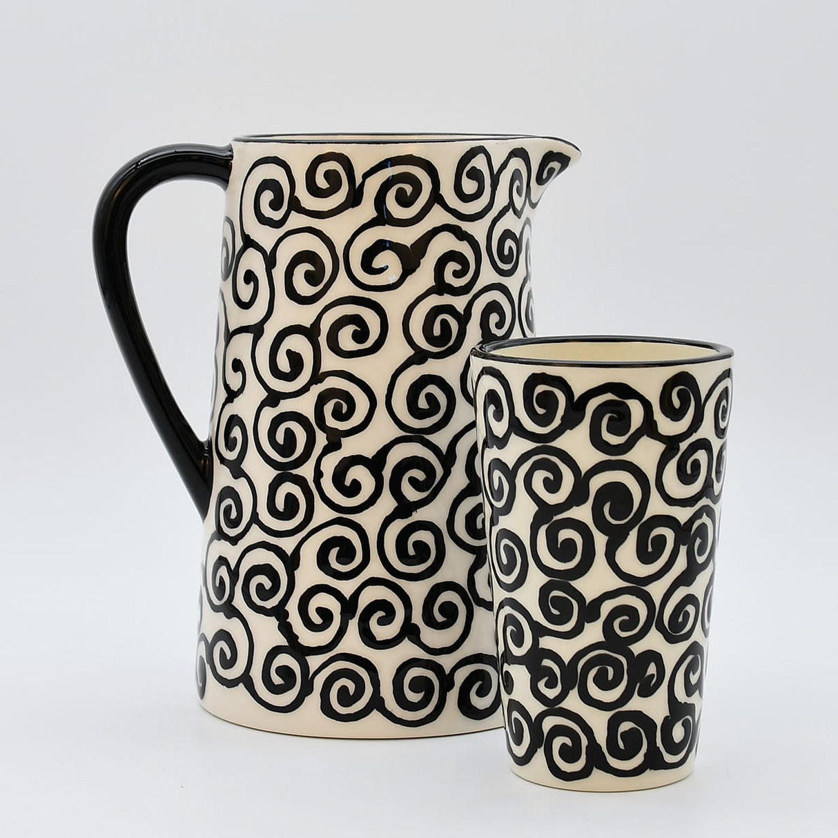 Carafe Tourbillon noire en céramique artisanale Carafe “Redemoinho” - Noir