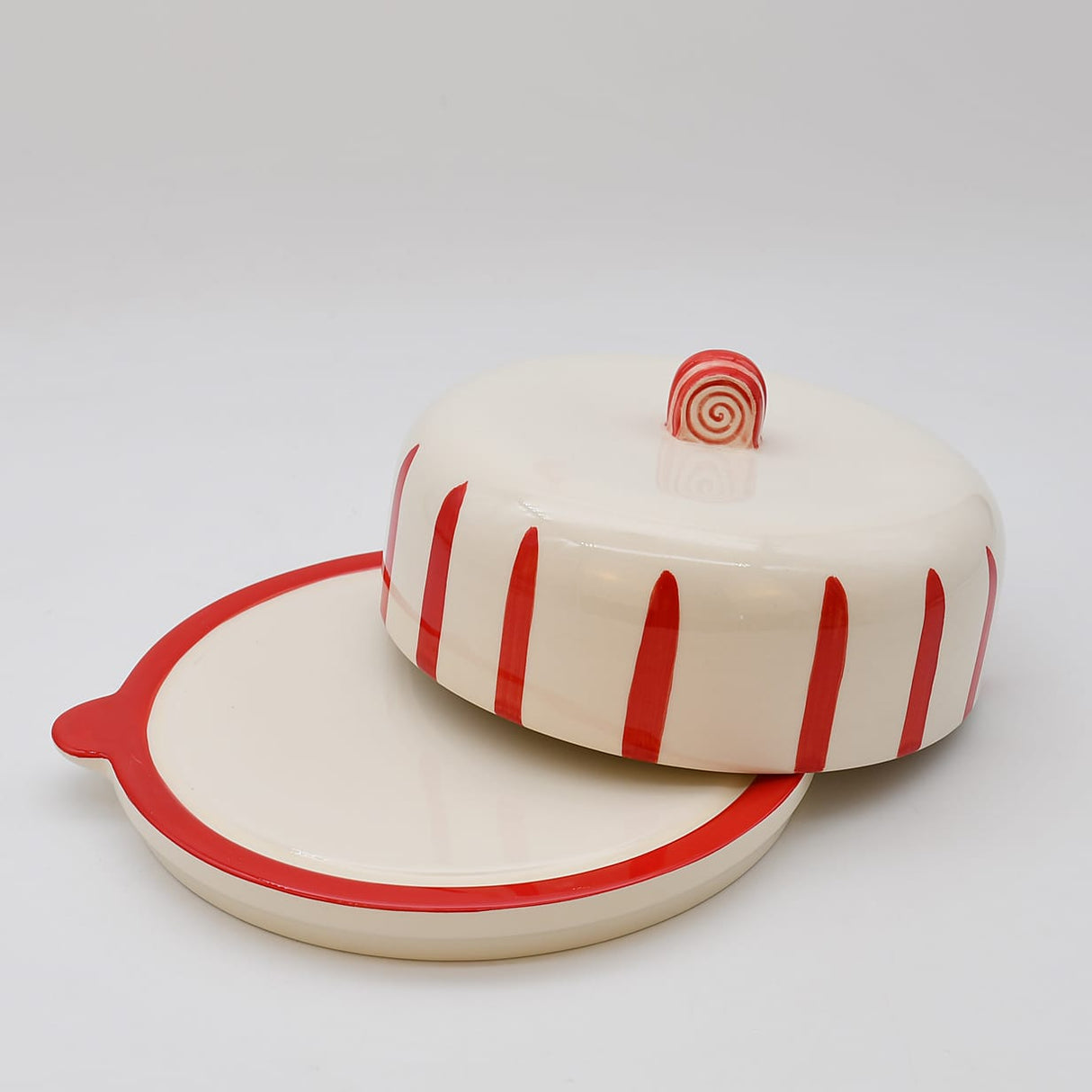 Plateau à fromage ou gâteau en céramique à rayures rouges Costa Nova Plateau à fromage ou gateau "Costa Nova Mar" - Rouge