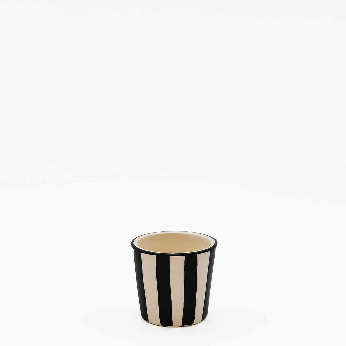 Tasse espresso Costa Nova artisanale noire peinte main Tasse à espresso rayée "Costa Nova Mar" - Noir