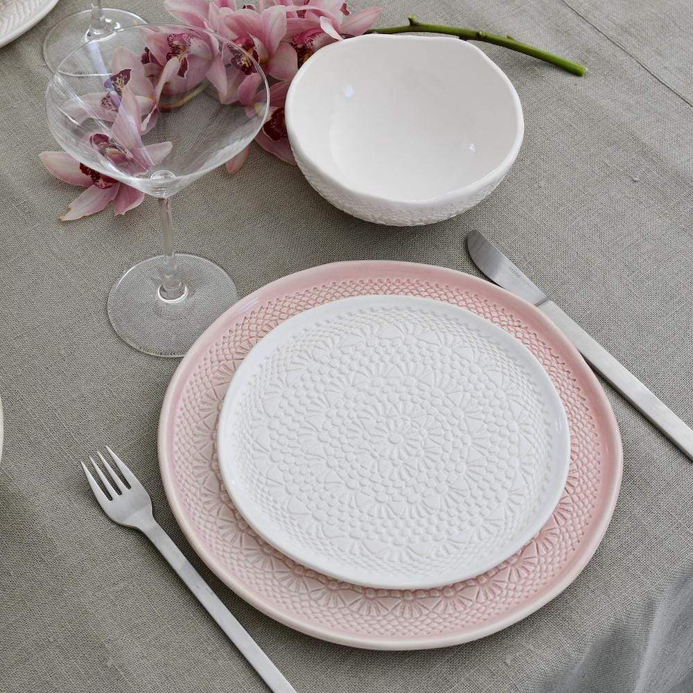 Assiette en céramique rose I Motifs dentelles portugaises Assiette "Carimbada" rose - 27 cm