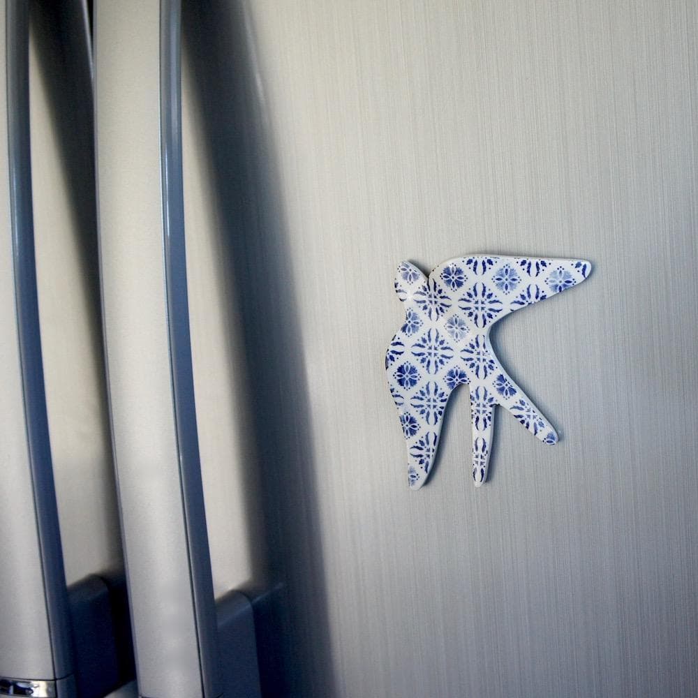 Ceramic magnet swallow