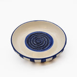 Assiette à râper artisanale portugaise en céramique bleu & blanc Assiette à râper rayée "Costa Nova Mar" - Bleu