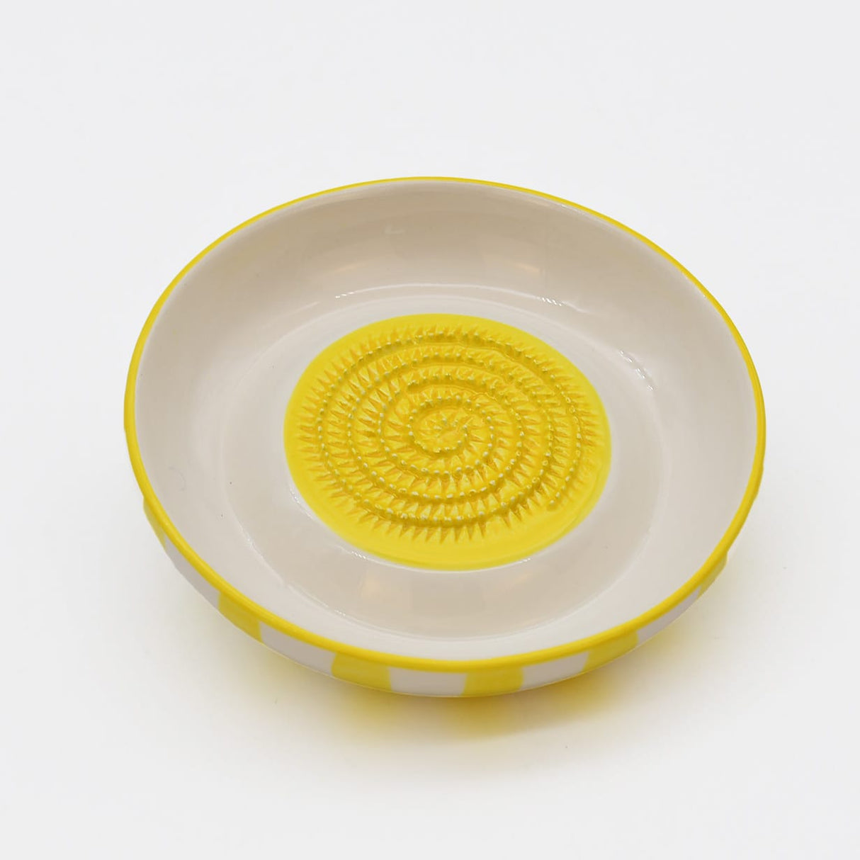 Assiette à râper artisanale portugaise en céramique jaune & blanc Assiette à râper rayée "Costa Nova Mar" - Jaune