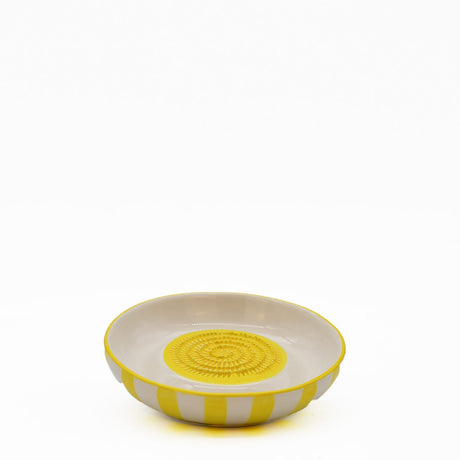 Assiette à râper artisanale portugaise en céramique jaune & blanc Assiette à râper rayée "Costa Nova Mar" - Jaune