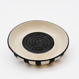 Assiette à râper artisanale portugaise en céramique noir & blanc Assiette à râper rayée "Costa Nova Mar" - Noir