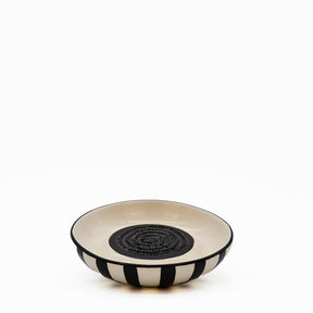 Assiette à râper artisanale portugaise en céramique noir & blanc Assiette à râper rayée "Costa Nova Mar" - Noir