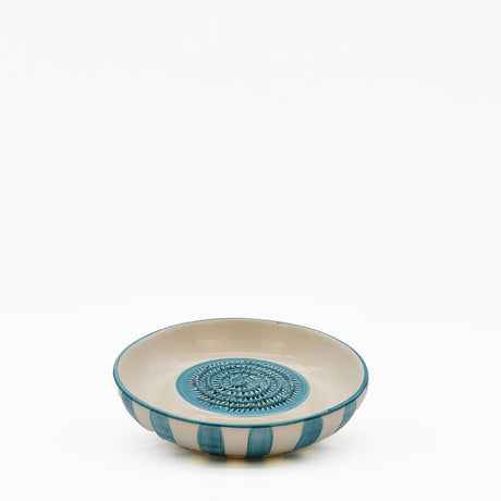 Assiette à râper artisanale portugaise en céramique turquoise & blanc Assiette à râper rayée "Costa Nova Mar" - Turquoise