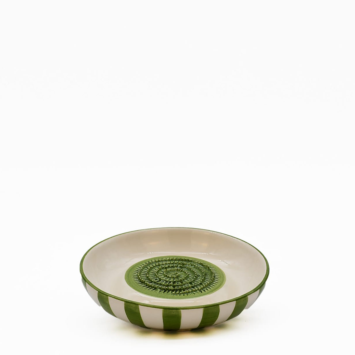 Assiette à râper artisanale portugaise en céramique vert & blanc Assiette à râper rayée "Costa Nova Mar" - Vert
