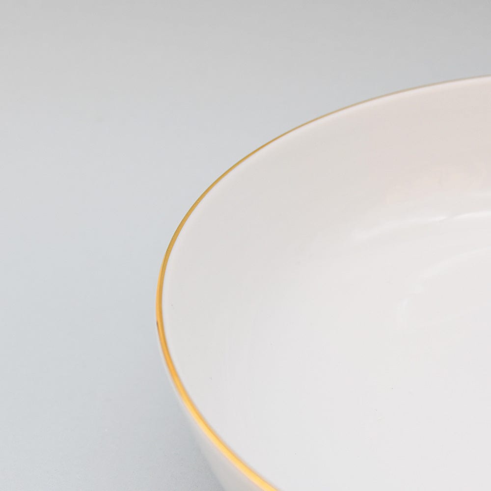Assiette creuse en porcelaine blanche à bord doré – Fabriquée au Portugal Assiette creuse en porcelaine "Resonance"