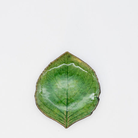 Assiette en grès vert clair en forme de feuille d'hortensia Assiette en grés