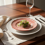 Assiette en porcelaine portugaise I Vaisselle du Portugal en ligne Assiette rayée "Costa Nova Mar" 20cm - Rouge