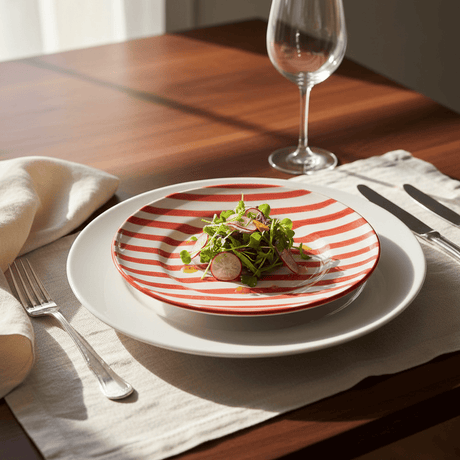 Assiette en porcelaine portugaise I Vaisselle du Portugal en ligne Assiette rayée "Costa Nova Mar" 20cm - Rouge