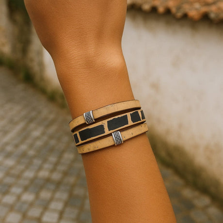 Bracelet en liège 3 lanières naturelles et noires Bracelet en liège 3 lanières