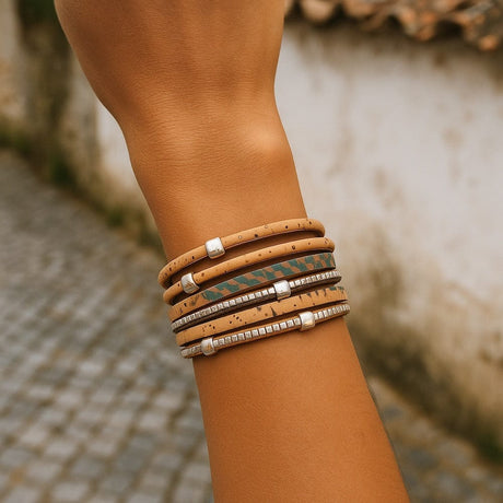 Bracelet en liège 8 brins naturels et turquoise Bracelet en liège 8 lanières