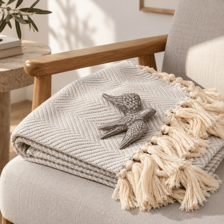 Coffret cadeau portugais plaid gris clair & hirondelle en céramique Sac cadeau I Plaid à chevrons gris clair et hirondelle assortie