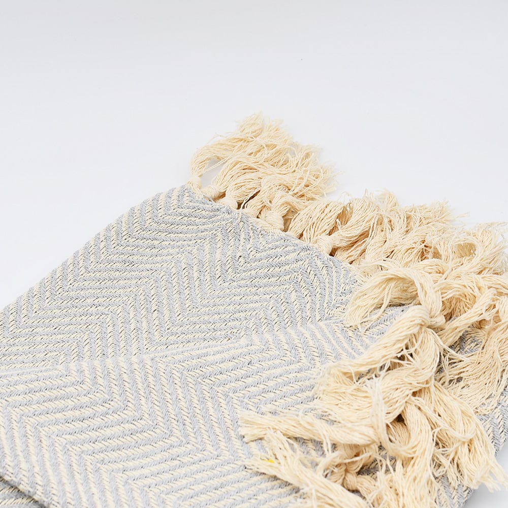 Coffret cadeau portugais plaid gris clair & hirondelle en céramique Sac cadeau I Plaid à chevrons gris clair et hirondelle assortie