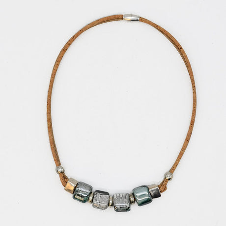 Collier en liège et 4 perles grises élégant et artisanal Collier en liège et perles - Gris