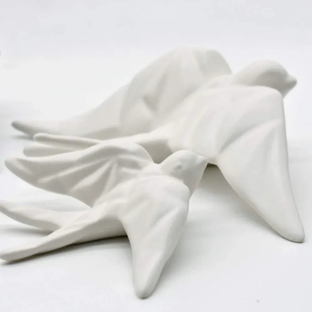 hirondelle en céramique stylisée et modernisée blanc mat, dans sa boîte cadeau Luisa Paixão.  Coffret hirondelle stylisée - Blanc mat
