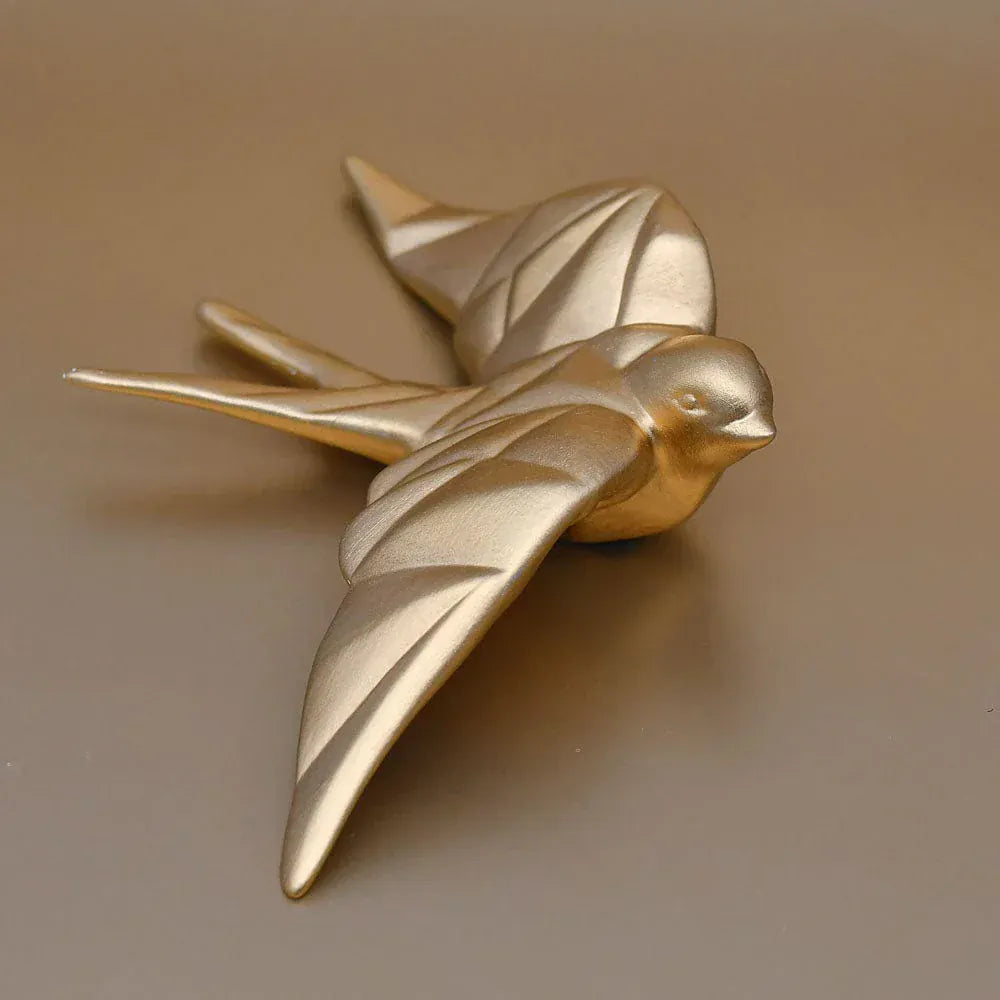 hirondelle en céramique stylisée et modernisée dorée, dans sa boîte cadeau Luisa Paixão.  Coffret hirondelle stylisée - Doré