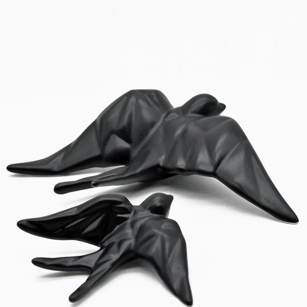 hirondelle en céramique stylisée et modernisée noire mat, dans sa boîte cadeau Luisa Paixão.  Coffret hirondelle stylisée - Noir mat