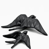 hirondelle en céramique stylisée et modernisée noire mat, dans sa boîte cadeau Luisa Paixão.  Coffret hirondelle stylisée - Noir mat