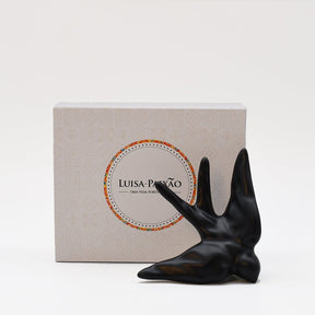 hirondelle en céramique stylisée et modernisée noire mat, dans sa boîte cadeau Luisa Paixão.  Coffret hirondelle stylisée - Noir mat