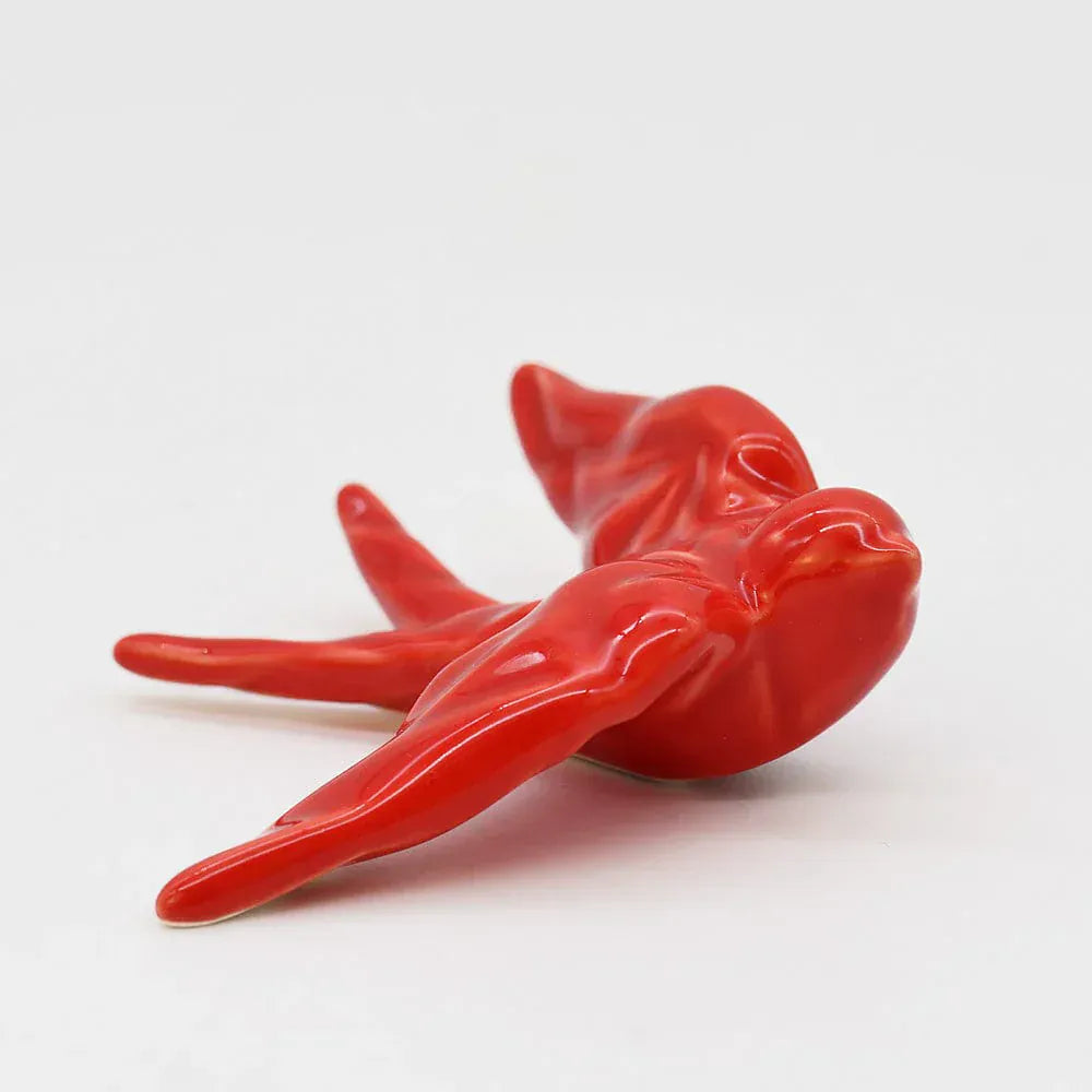 hirondelle en céramique stylisée et modernisée rouge brillant, dans sa boîte cadeau Luisa Paixão.  Coffret hirondelle stylisée - Rouge