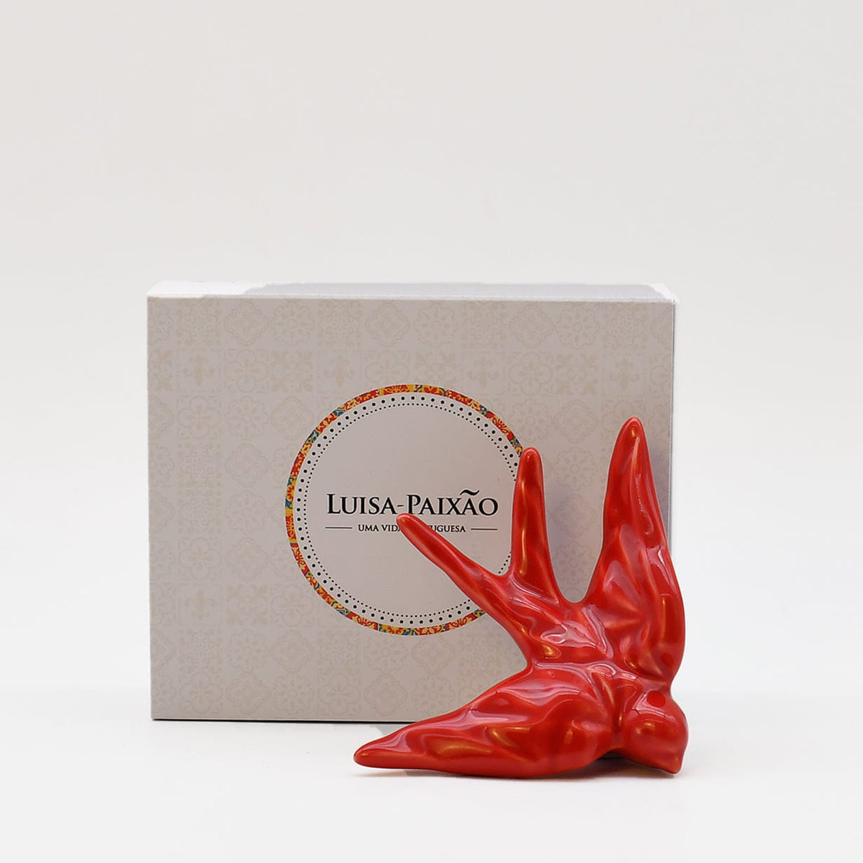 hirondelle en céramique stylisée et modernisée rouge brillant, dans sa boîte cadeau Luisa Paixão.  Coffret hirondelle stylisée - Rouge