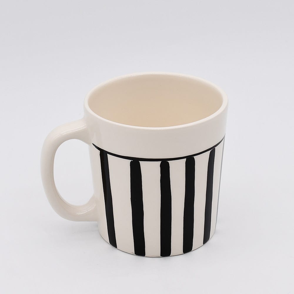 Mug rayé noir et blanc en céramique portugaise I Vente en ligne Mug rayé en céramique "Costa Nova Mar" - Noir