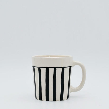 Mug rayé noir et blanc en céramique portugaise I Vente en ligne Mug rayé en céramique "Costa Nova Mar" - Noir