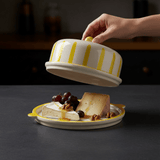 Plateau à fromage ou gâteau en céramique à rayures jaunes Costa Nova Plateau à fromage ou gateau "Costa Nova Mar" - Jaune