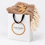 Sac cadeau - Plaid à chevrons camel et hirondelle assortie Sac cadeau - Plaid à chevrons camel et hirondelle assortie