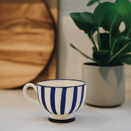 Tasse à pied en céramique portugaise rayé bleue et blanc Tasse à pied "Costa Nova Mar" - Bleue
