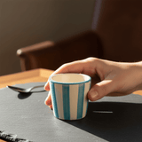 Tasse espresso Costa Nova artisanale turquoise peinte main Tasse à espresso rayée "Costa Nova Mar" - Turquoise