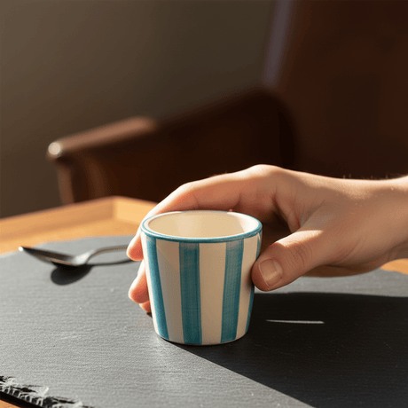 Tasse espresso Costa Nova artisanale turquoise peinte main Tasse à espresso rayée "Costa Nova Mar" - Turquoise