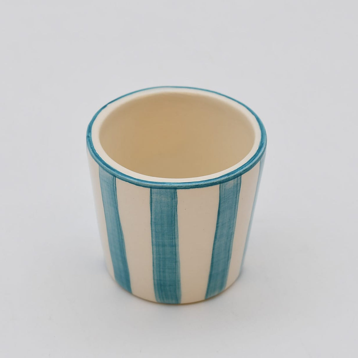 Tasse espresso Costa Nova artisanale turquoise peinte main Tasse à espresso rayée "Costa Nova Mar" - Turquoise