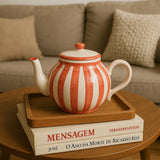 Théière en porcelaine rouge I Vaisselle du Portugal en ligne Théière rayée "Costa Nova Mar" - Rouge
