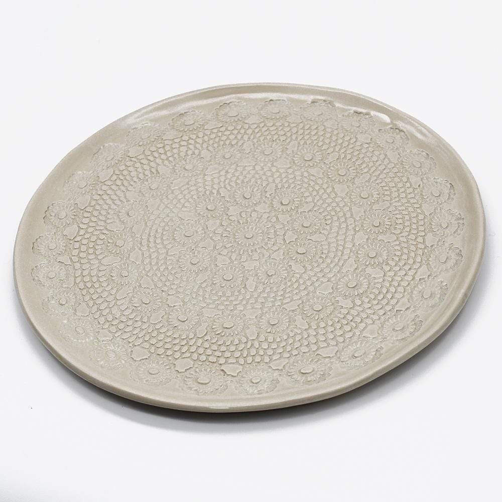 Assiette en céramique beige I Motifs dentelles portugaises Assiette "Flores" beige - 27 cm