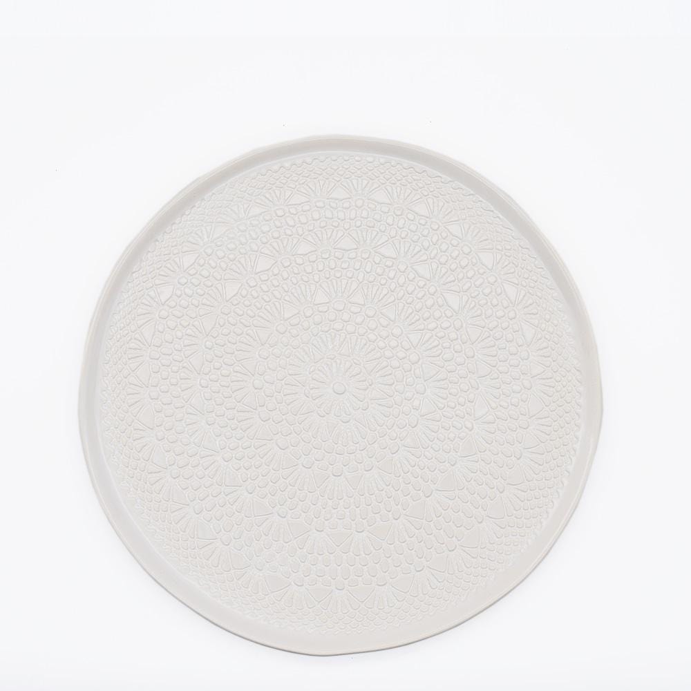 Assiette en céramique blanche I Motifs dentelles portugaises Assiette "Carimbada" blanche - 27 cm