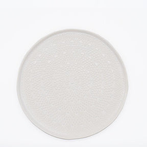 Assiette en céramique blanche I Motifs dentelles portugaises Assiette "Carimbada" blanche - 27 cm