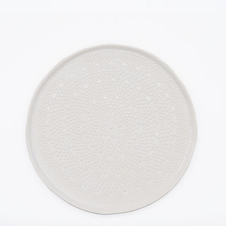 Assiette en céramique blanche I Motifs dentelles portugaises Assiette "Carimbada" blanche - 27 cm