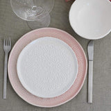 Assiette en céramique rose I Motifs dentelles portugaises Assiette "Carimbada" rose - 27 cm