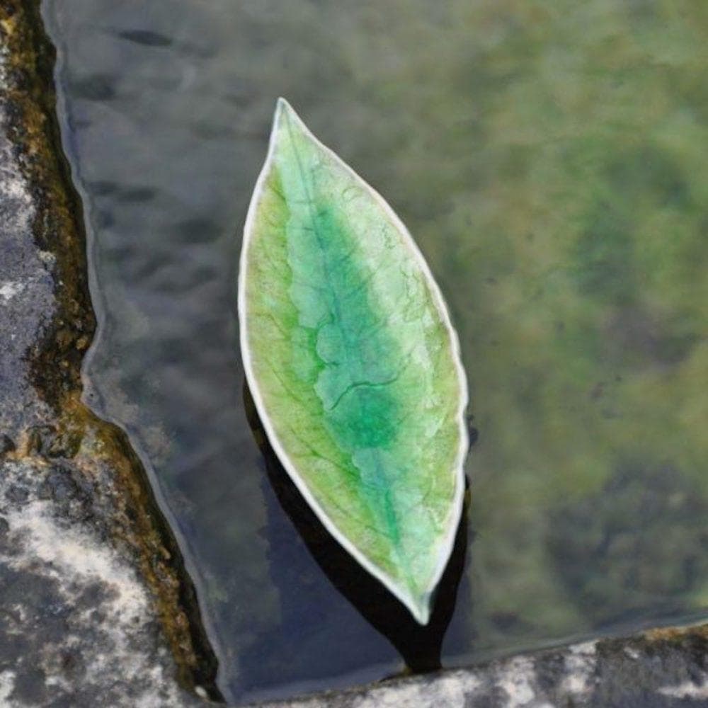 Laurel leaf I Fine Stoneware Plate - Light green