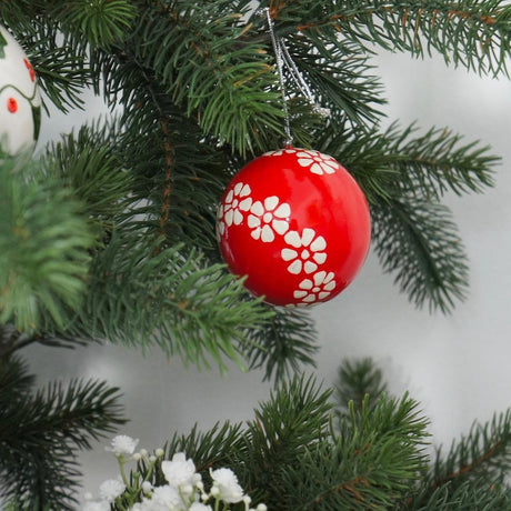 Ball decoration in solid red poplar