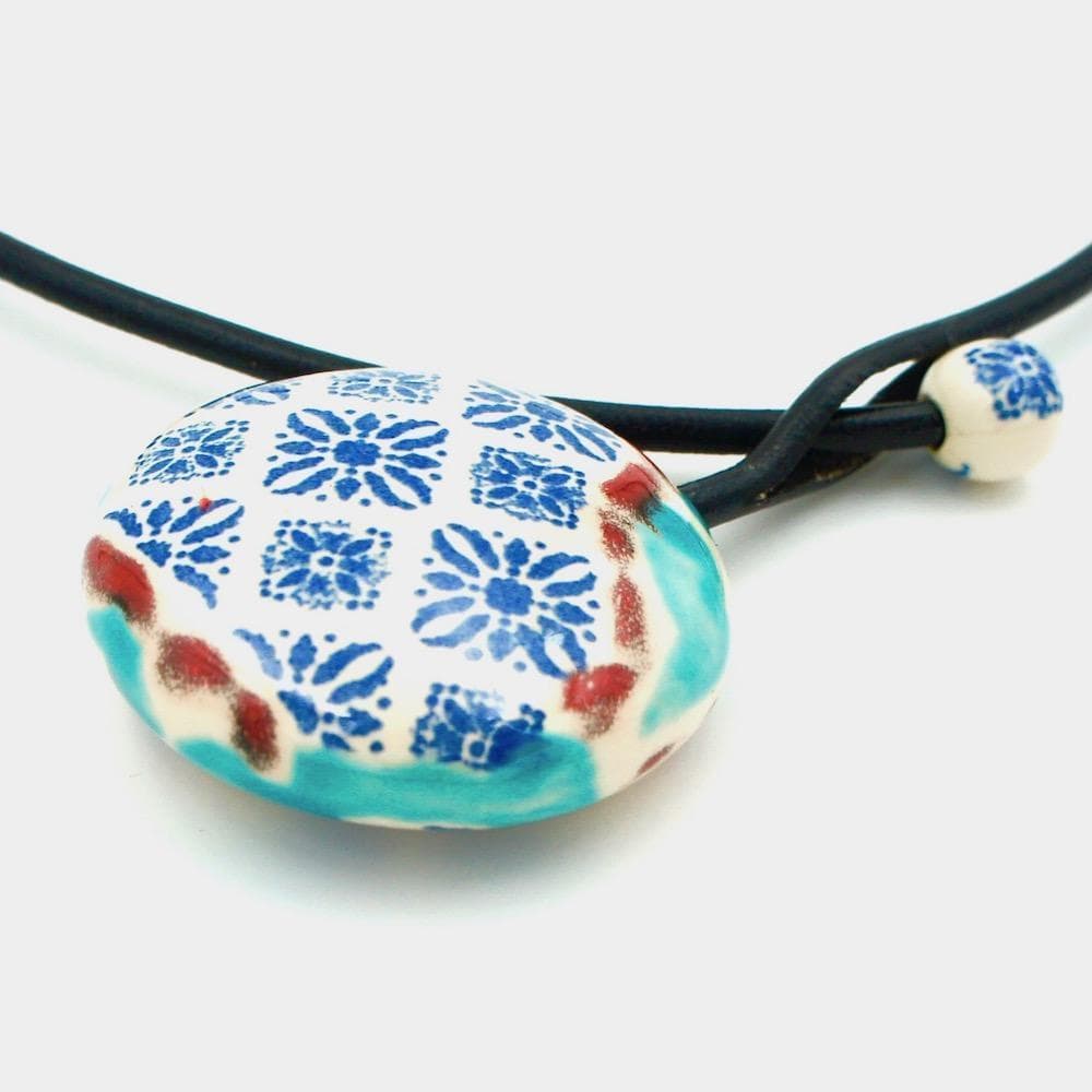 Ceramic necklace 'Freesby"