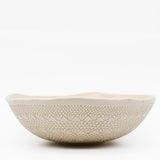 Grand saladier en céramique beige I Motifs dentelles portugaises Grand saladier "Carimbada" beige - 25 cm