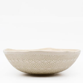 Grand saladier en céramique beige I Motifs dentelles portugaises Grand saladier "Carimbada" beige - 25 cm